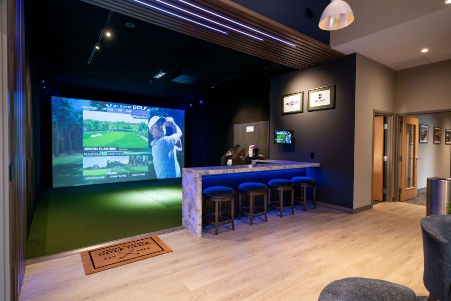 golf-simulators-vs-live-coaches-improving-your-golf-game